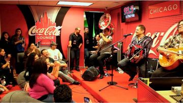 En su visita a Chicago la semana pasada en las instalaciones de la radiodifusora El Patrón 95.5 FM, el grupo se sentó con sus seguidores.