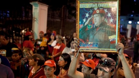 Militantes chavistas, mientras esperaban ayer los resultados de la elección durante una larga e intensa noche política.