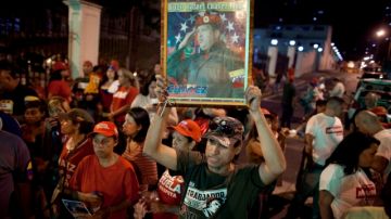 Militantes chavistas, mientras esperaban ayer los resultados de la elección durante una larga e intensa noche política.