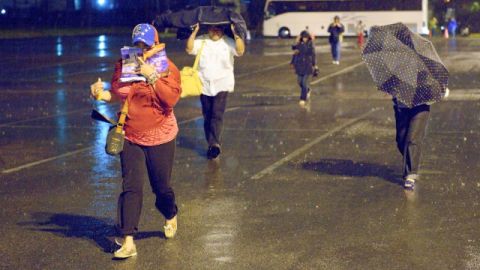 Venezolanos de Florida llegan a Nuevo Orleans para votar en el consulado de su país ayer por la madrugada. Miles de ellos hicieron el largo viaje al no tener representacion diplomática en su estado.