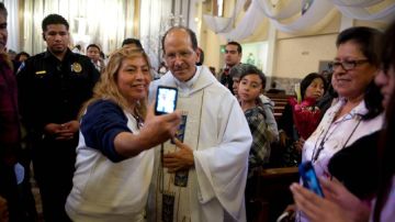 El Sacerdote mexicano Alejandro Solalinde saludó ayer a feligreses y se tomó algunas fotografías con ellos después de la misa en la que anunció el inicio de la 'Caravana de la Esperanza' en la iglesia de la Placita Olvera, en Los Ángeles.