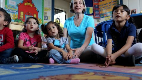 Diana Esquer  tiene bajo su cargo a 22 niños  en el centro de cuidado infantil que administra en el Este de Los Ángeles.