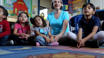 Diana Esquer  tiene bajo su cargo a 22 niños  en el centro de cuidado infantil que administra en el Este de Los Ángeles.