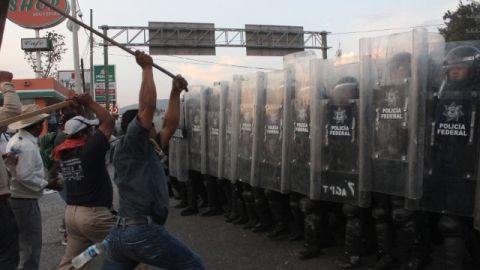 La Policía Federal de México cuando desalojaba a los maestros que bloqueaban una autopista,  en Chilpancingo, días atrás.