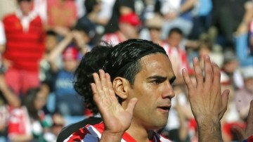 Radamel Falcao (izq.) celebra  junto a Raúl García (d)  su segundo gol marcado ante Granada, que cayó apaleado por 5-0 por el Atlético de Madrid.