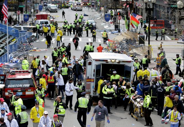 Policía, voluntarios y personal del evento ayudan a los heridos después de que se registraran dos explosiones cerca a la línea de meta de la 117 Maratón de Boston, Massachusetts.