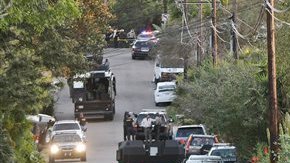 El alguacil ordenó evacuar los domicilios cercanos al que habitaba el hombre que se suicidó.