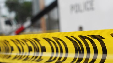 Oficiales hicieron una búsqueda en el vecindario hasta que vieron un zapato flotando en el agua negruzca de la piscina de un vecino.