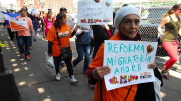 Gran parte de los hispanos sin documentos para residir de forma legal en los Estados Unidos, estarían dispuestos a pedir la ciudadanía norteamericana si se aprueba la reforma migratoria.