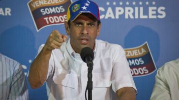 El candidato presidencial de la oposición venezolana, Henrique Capriles, habla con la prensa nacional e internacional hoy en Caracas (Venezuela).