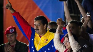 El presidente encargado y ganador de los comicios de en Venezuela, Nicolás Maduro, saluda a los seguidores en Caracas, donde defendió su triunfo en las presidenciales.