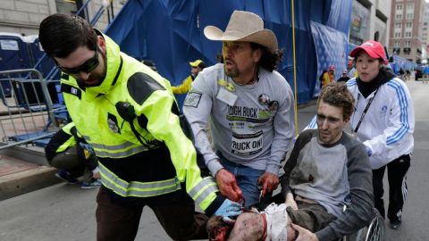 Uno de los corredores es llevado de emergencia al hospital.