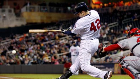 Joe Mauer, de Mellizos, saca hit  productor en el sexto inning; Chris Iannetta, es el catcher de los Angels.
