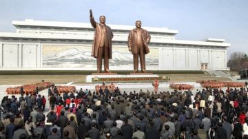 Varios norcoreanos participan en ofrenda floral por la celebración del 101 aniversario del nacimiento del fundador del país, Kim Jong-il, en Pyongyang, a pesar de las tensiones que el país ha provocado en el exterior.