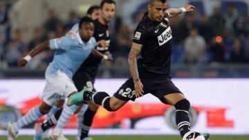 El chileno Arturo Vidal al momento de cobrar el penal para poner adelante a la Juventus 1-0 sobre la Lazio en el Estadio Olímpico.