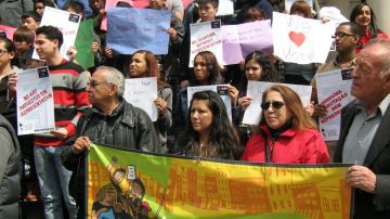 Los inmigrantes realizan manifestaciones en las que exigen un trato justo.