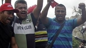Seguidores de Maduro prendieron fuego hoy a afiches del opositor Capriles.
