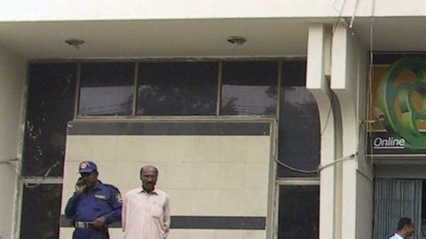 En Pakistán, ciudadanos permanecieron fuera de los edificios temiendo a las réplicas.