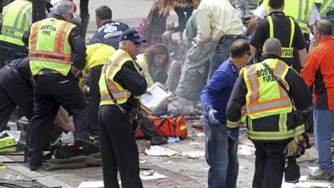 Rescatistas atienden a un herido después de la explosión en la línea de meta de la edición 117 del Maratón de Boston en Boston (EE.UU.).