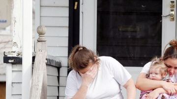 Fuera de la casa de los padres de Krystle Campbell en Medford se pueden ver a dos vecinos muy afectados por su muerte.
