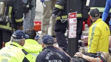 Rescatistas atienden a un herido después de la explosión ayer en el maratón de Boston.