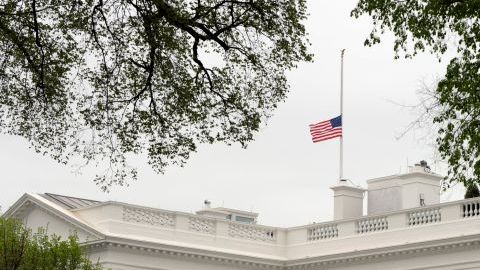 La Casa Blanca y todos los edificios federales ondean la bandera de EE.UU. a media asta desde hoy.