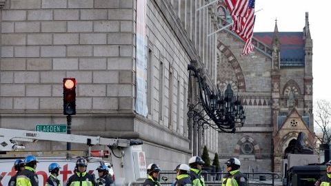 La Policía de Boston está entrevistando a testigos y se está cribando la amplia escena del crimen en el centro de la ciudad de Boston.