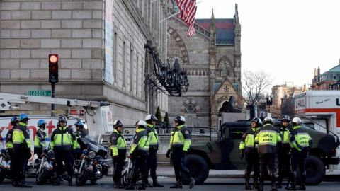 La Policía de Boston está entrevistando a testigos y se está cribando la amplia escena del crimen en el centro de la ciudad de Boston.