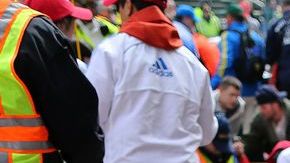 Se desconoce quién provocó el atentado que dejó a esta joven corredora herida, al igual que a otras 141 personas. Las explosiones también provocaron tres muertes.