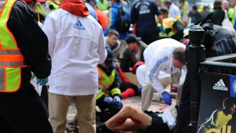Se desconoce quién provocó el atentado que dejó a esta joven corredora herida, al igual que a otras 141 personas. Las explosiones también provocaron tres muertes.