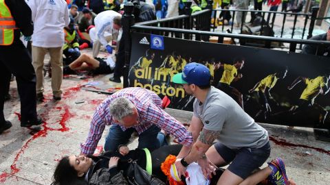 Se desconoce quién provocó el atentado que dejó a esta joven corredora herida, al igual que a otras 141 personas. Las explosiones también provocaron tres muertes.
