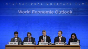Thomas Helbling (2-I), habló del análisis económico junto a otros dirigentes del FMI.