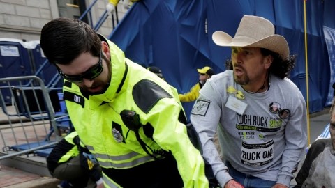 Jeff Bauman Jr, de 27 años, recibe los primeros auxilios  después de la explosión. Perdió ambas piernas.