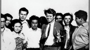 El senador Robert Kennedy al lado del renombrado artista Henry Gamboa Jr., quien entonces era un estudiante.
