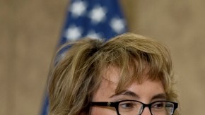 La exlegisladora Gabrielle Giffords y su esposo, el exastronauta Mark Kelly, impulsaron ayer la campaña a favor del control de armas.