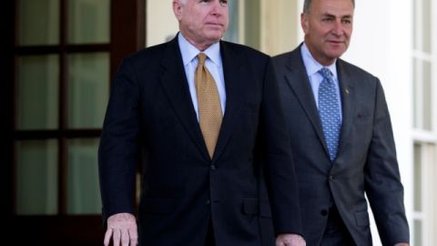 Los senadores John McCain (i) y Charles Schumer se diponían a hablar con la prensa ayer en el Capitolio Federal, en Washington, D.C.