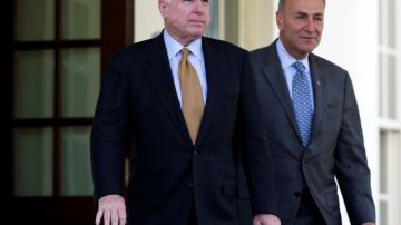 Los senadores John McCain (i) y Charles Schumer se diponían a hablar con la prensa ayer en el Capitolio Federal, en Washington, D.C.