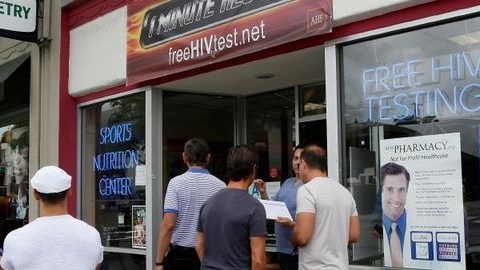 Las vacunas contra la meningitis se ofrecen en centros de salud del condado de Los Ángeles y en varias farmacias de AHF.