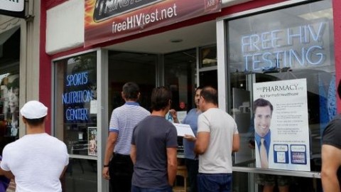 Las vacunas contra la meningitis se ofrecen en centros de salud del condado de Los Ángeles y en varias farmacias de AHF.