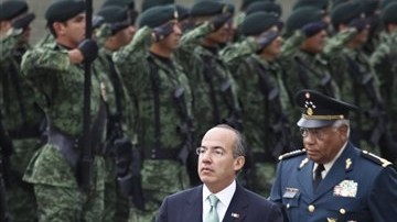 El presidente Calderón lanzó al Ejército a luchar contra los cárteles en lo que juristas han tachado como una violación a la constitución.