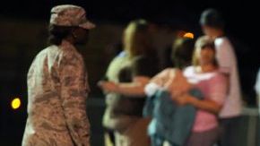 Personal de emergencia auxilia a los perjudicados por la explosión.