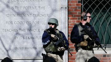 Agentes se mantuvieron esta tarde vigilando el tribunal federal en Boston, tras la falsa amenaza de bomba.