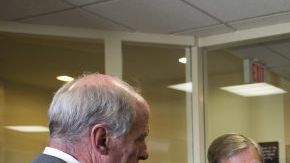 Los senadores republicanos por Indiana, Dan Coats (i), Carolina del Sur, Lindsey Graham (2i),Texas Ted Cruz (2d) y Iowa, Chuck Grassley (d) durante el debate hoy sobre el control de armas celebrado en el Capitolio.