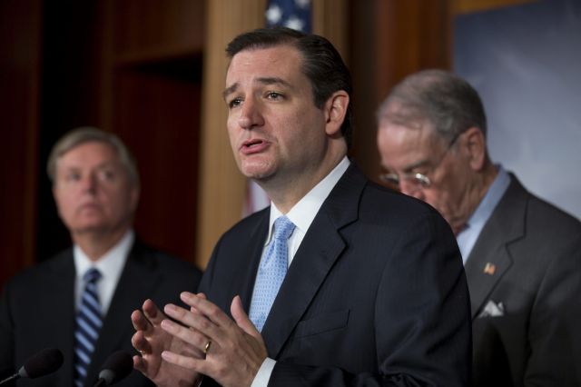 El senadore republicano por Texas, Ted Cruz (c) se dirige a los medios de comunicación durante una rueda de prensa en el Capitolio, Washington.