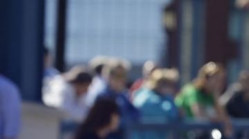 Cientos de personas permanecen a las afueras de la corte federal en Boston.