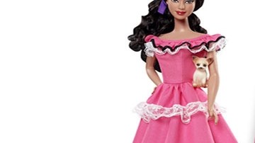 La Barbie mexicana lleva un pasaporte y un perro Chihuahua.