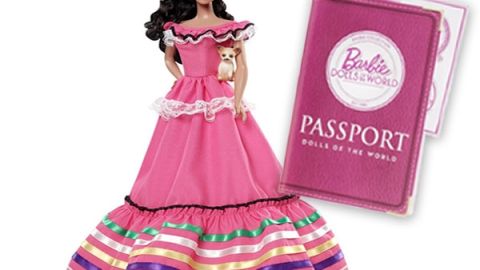 La Barbie mexicana lleva un pasaporte y un perro Chihuahua.