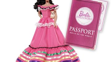 La Barbie mexicana lleva un pasaporte y un perro Chihuahua.