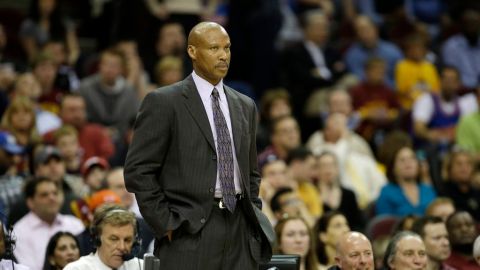La cabeza de Byron Scott rodó en Cleveland, tras tres temporadas perdedoras.