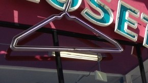 Surey Saldaña (der) y Patricia Godínez (tercera de la derecha)  fueron a vacunarse.